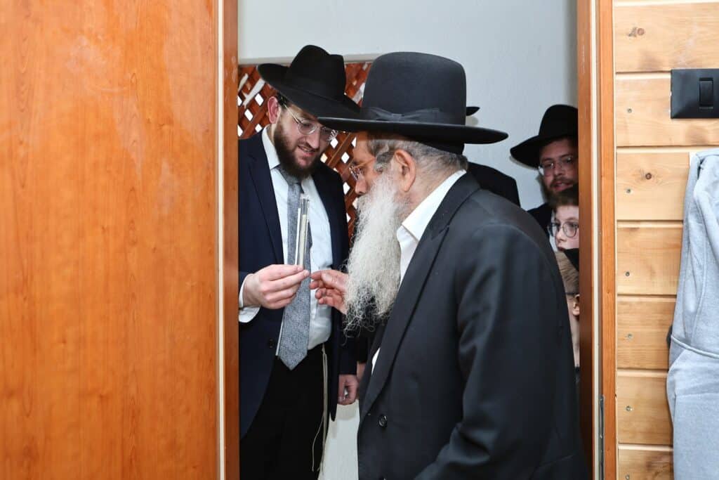 הגר"ש שטיינמן קבע מזוזות בישיבת 'למעלה למשכיל' ברכסים הגר"ש שטיינמן קבע מזוזות בישיבת 'למעלה למשכיל' ברכסים