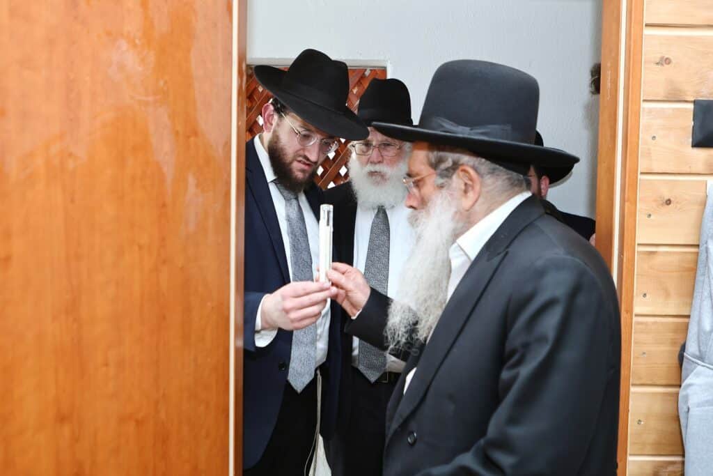 הגר"ש שטיינמן קבע מזוזות בישיבת 'למעלה למשכיל' ברכסים הגר"ש שטיינמן קבע מזוזות בישיבת 'למעלה למשכיל' ברכסים