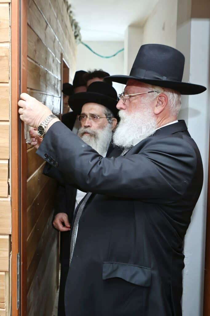 הגר"ש שטיינמן קבע מזוזות בישיבת 'למעלה למשכיל' ברכסים הגר"ש שטיינמן קבע מזוזות בישיבת 'למעלה למשכיל' ברכסים