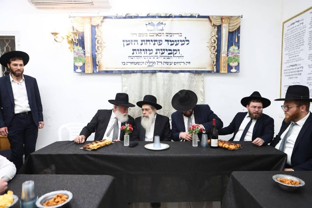 הגר"ש שטיינמן קבע מזוזות בישיבת 'למעלה למשכיל' ברכסים הגר"ש שטיינמן קבע מזוזות בישיבת 'למעלה למשכיל' ברכסים