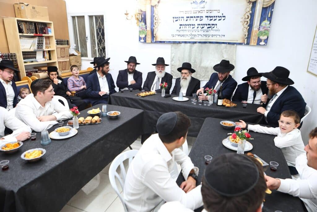 הגר"ש שטיינמן קבע מזוזות בישיבת 'למעלה למשכיל' ברכסים הגר"ש שטיינמן קבע מזוזות בישיבת 'למעלה למשכיל' ברכסים