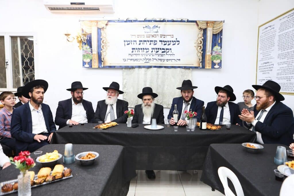 הגר"ש שטיינמן קבע מזוזות בישיבת 'למעלה למשכיל' ברכסים הגר"ש שטיינמן קבע מזוזות בישיבת 'למעלה למשכיל' ברכסים