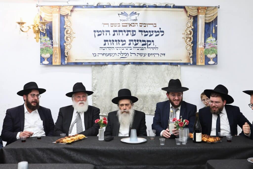 הגר"ש שטיינמן קבע מזוזות בישיבת 'למעלה למשכיל' ברכסים הגר"ש שטיינמן קבע מזוזות בישיבת 'למעלה למשכיל' ברכסים