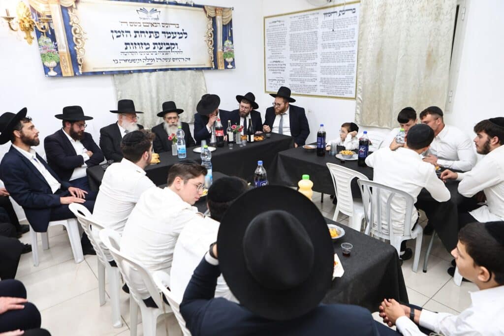 הגר"ש שטיינמן קבע מזוזות בישיבת 'למעלה למשכיל' ברכסים הגר"ש שטיינמן קבע מזוזות בישיבת 'למעלה למשכיל' ברכסים