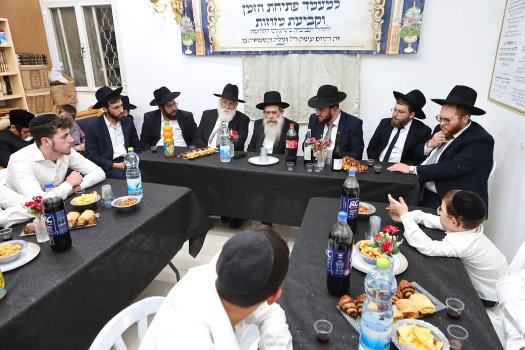 הגר"ש שטיינמן קבע מזוזות בישיבת 'למעלה למשכיל' ברכסים הגר"ש שטיינמן קבע מזוזות בישיבת 'למעלה למשכיל' ברכסים