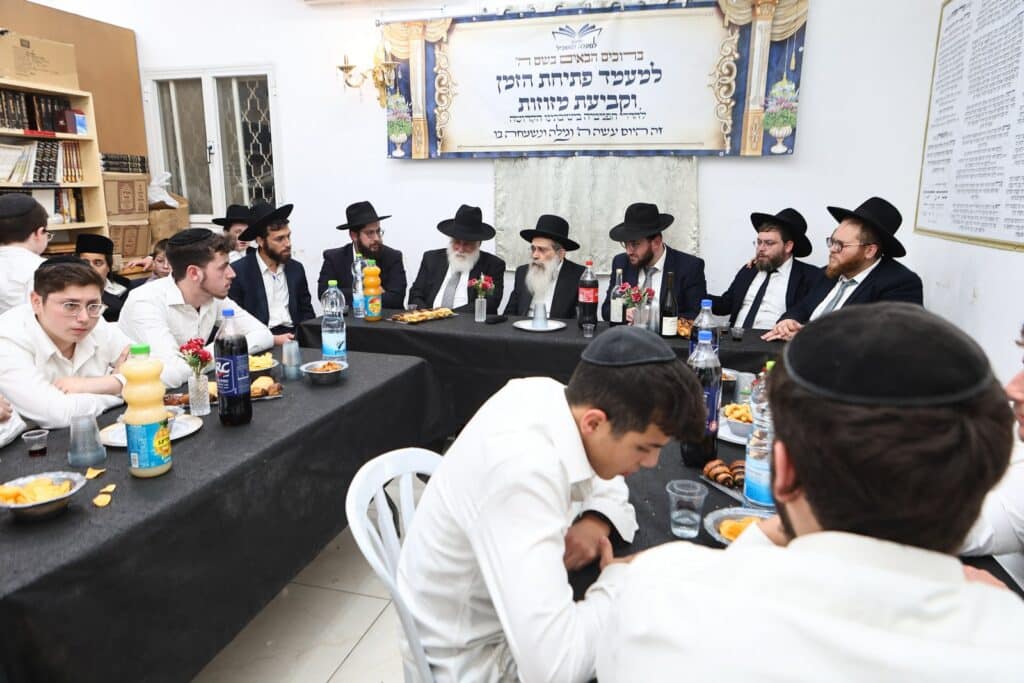 הגר"ש שטיינמן קבע מזוזות בישיבת 'למעלה למשכיל' ברכסים הגר"ש שטיינמן קבע מזוזות בישיבת 'למעלה למשכיל' ברכסים