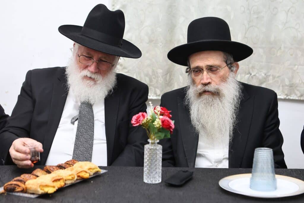 הגר"ש שטיינמן קבע מזוזות בישיבת 'למעלה למשכיל' ברכסים הגר"ש שטיינמן קבע מזוזות בישיבת 'למעלה למשכיל' ברכסים