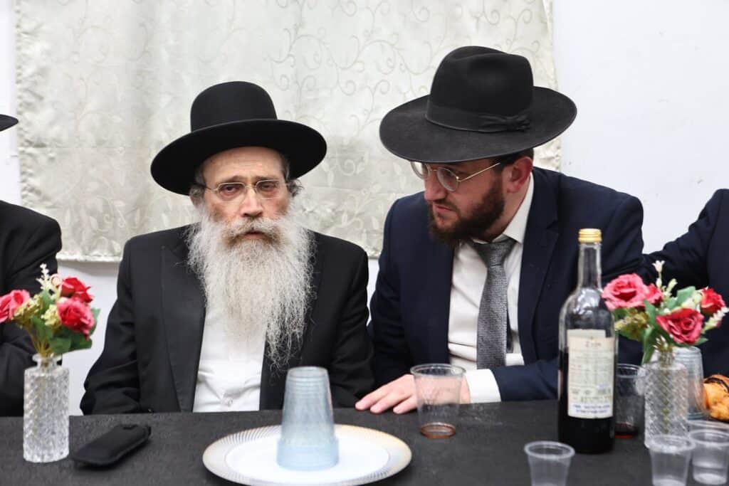 הגר"ש שטיינמן קבע מזוזות בישיבת 'למעלה למשכיל' ברכסים הגר"ש שטיינמן קבע מזוזות בישיבת 'למעלה למשכיל' ברכסים