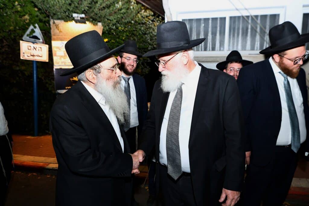 הגר"ש שטיינמן קבע מזוזות בישיבת 'למעלה למשכיל' ברכסים הגר"ש שטיינמן קבע מזוזות בישיבת 'למעלה למשכיל' ברכסים