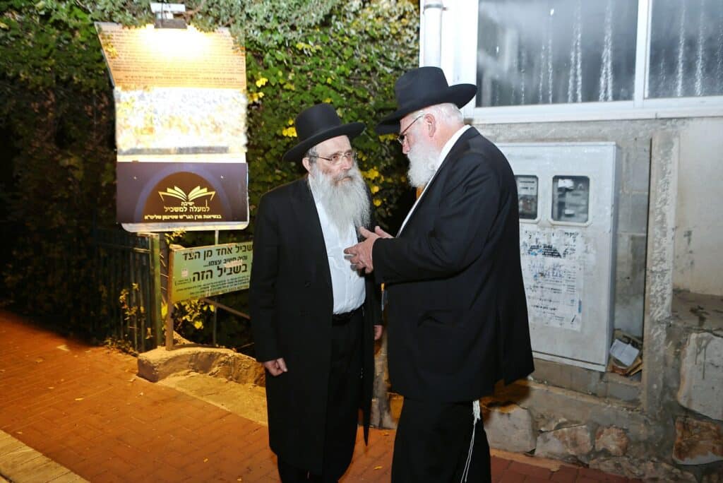 הגר"ש שטיינמן קבע מזוזות בישיבת 'למעלה למשכיל' ברכסים הגר"ש שטיינמן קבע מזוזות בישיבת 'למעלה למשכיל' ברכסים