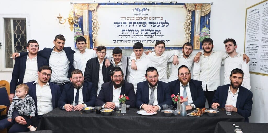 הגר"ש שטיינמן קבע מזוזות בישיבת 'למעלה למשכיל' ברכסים הגר"ש שטיינמן קבע מזוזות בישיבת 'למעלה למשכיל' ברכסים