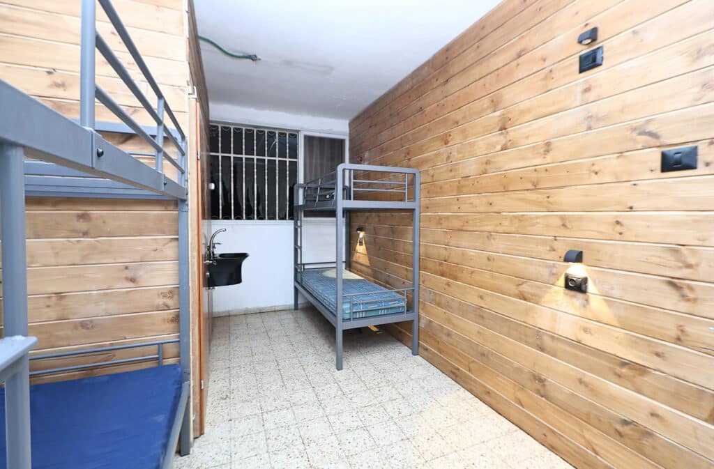 הגר"ש שטיינמן קבע מזוזות בישיבת 'למעלה למשכיל' ברכסים הגר"ש שטיינמן קבע מזוזות בישיבת 'למעלה למשכיל' ברכסים