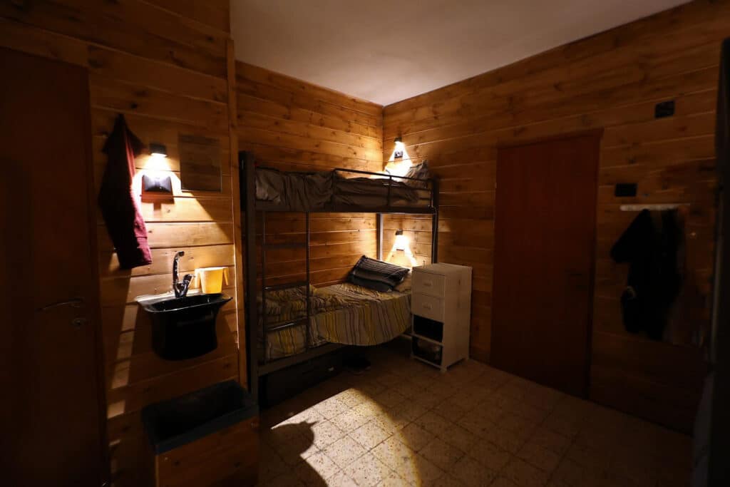 הגר"ש שטיינמן קבע מזוזות בישיבת 'למעלה למשכיל' ברכסים הגר"ש שטיינמן קבע מזוזות בישיבת 'למעלה למשכיל' ברכסים