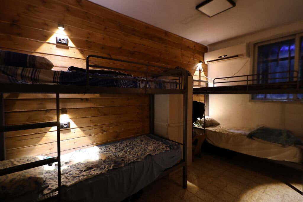 הגר"ש שטיינמן קבע מזוזות בישיבת 'למעלה למשכיל' ברכסים הגר"ש שטיינמן קבע מזוזות בישיבת 'למעלה למשכיל' ברכסים