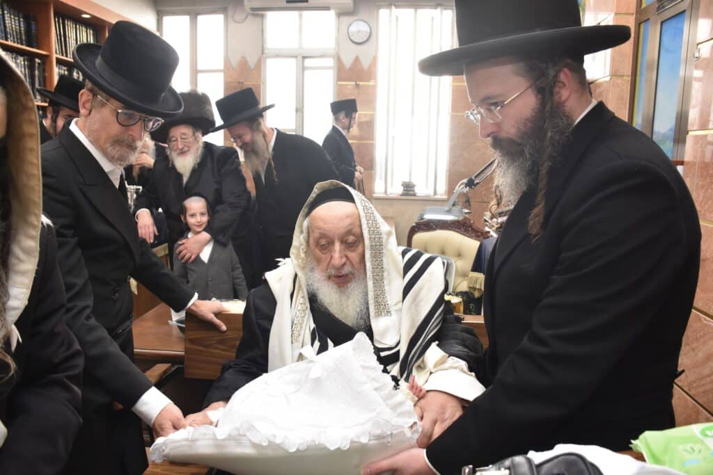 גלריה: שמחת הברית לנין אדמו"ר מנארול ונכד האדמו"ר מספינקא