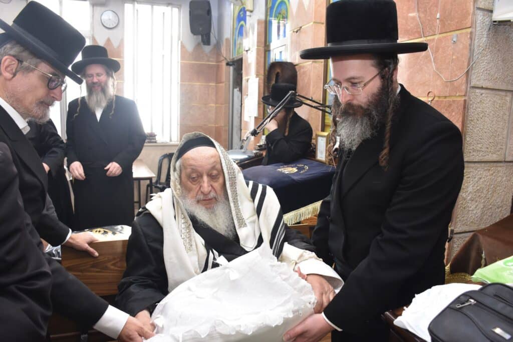 גלריה: שמחת הברית לנין אדמו"ר מנארול ונכד האדמו"ר מספינקא