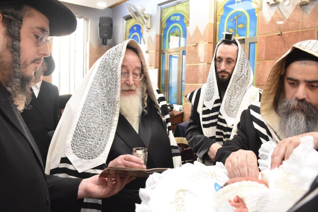 גלריה: שמחת הברית לנין אדמו"ר מנארול ונכד האדמו"ר מספינקא