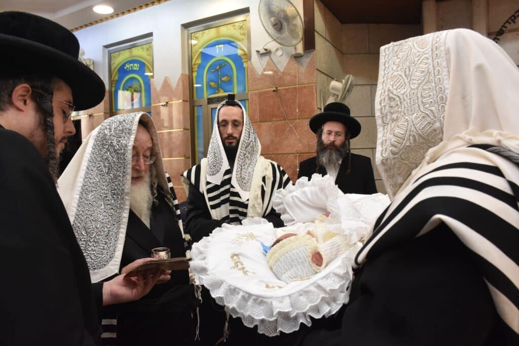 גלריה: שמחת הברית לנין אדמו"ר מנארול ונכד האדמו"ר מספינקא