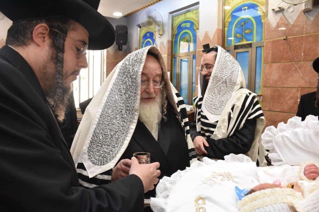 גלריה: שמחת הברית לנין אדמו"ר מנארול ונכד האדמו"ר מספינקא