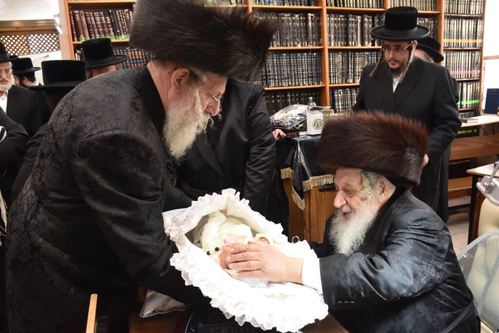 גלריה: שמחת הברית לנין אדמו"ר מנארול ונכד האדמו"ר מספינקא