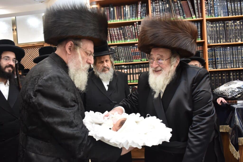 גלריה: שמחת הברית לנין אדמו"ר מנארול ונכד האדמו"ר מספינקא