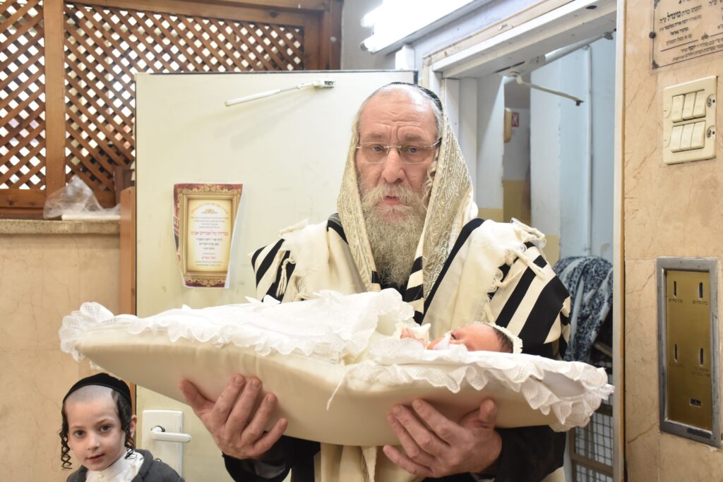 גלריה: שמחת הברית לנין אדמו"ר מנארול ונכד האדמו"ר מספינקא