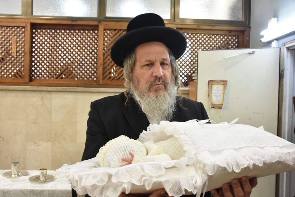 גלריה: שמחת הברית לנין אדמו"ר מנארול ונכד האדמו"ר מספינקא