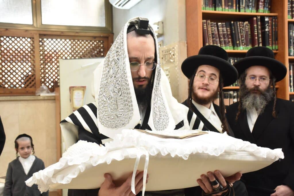 גלריה: שמחת הברית לנין אדמו"ר מנארול ונכד האדמו"ר מספינקא