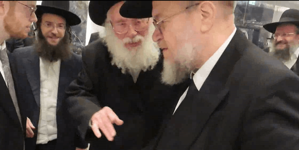 בשמחת החתונה: הגר"ד קוק בירך שהחיינו על שני גיסיו