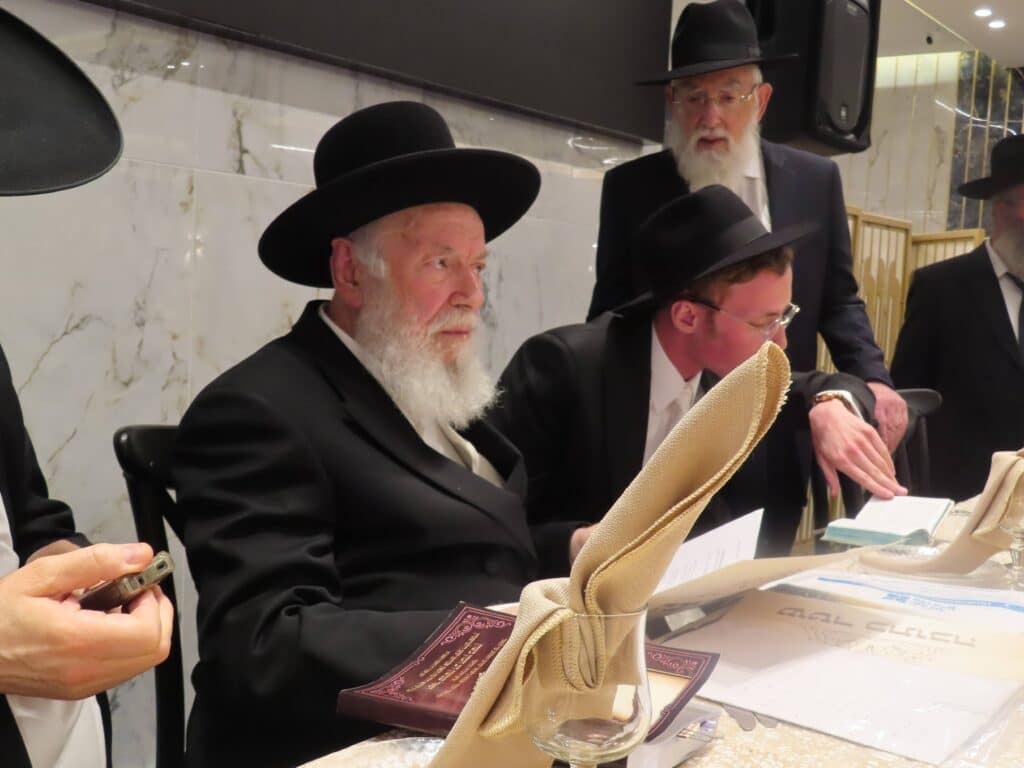 בשמחת החתונה: הגר"ד קוק בירך שהחיינו על שני גיסיו