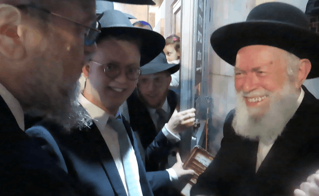 בשמחת החתונה: הגר"ד קוק בירך שהחיינו על שני גיסיו