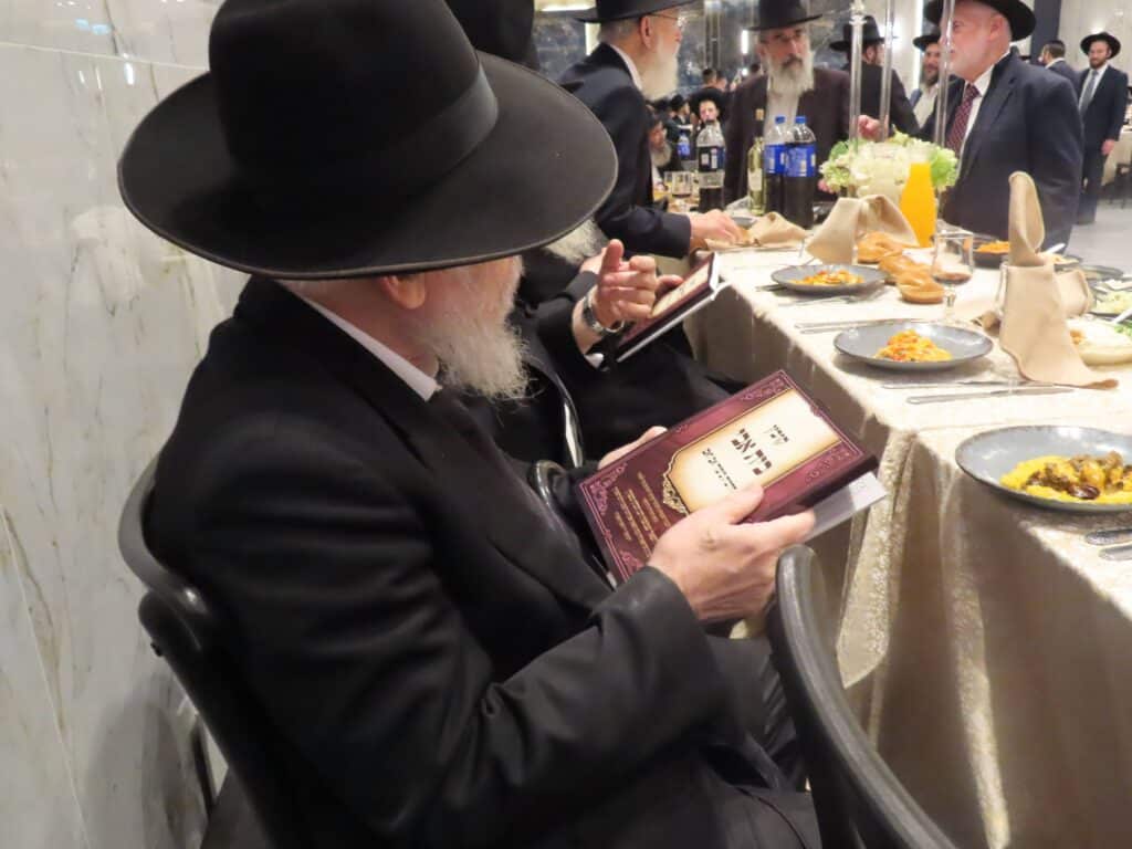 בשמחת החתונה: הגר"ד קוק בירך שהחיינו על שני גיסיו