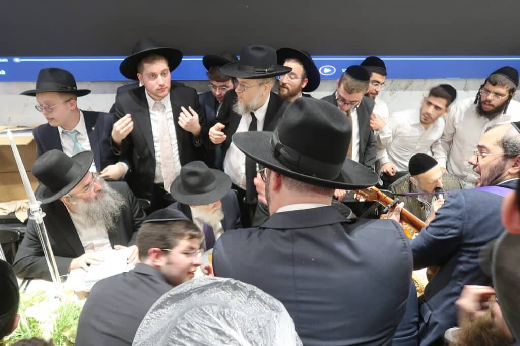 בשמחת החתונה: הגר"ד קוק בירך שהחיינו על שני גיסיו