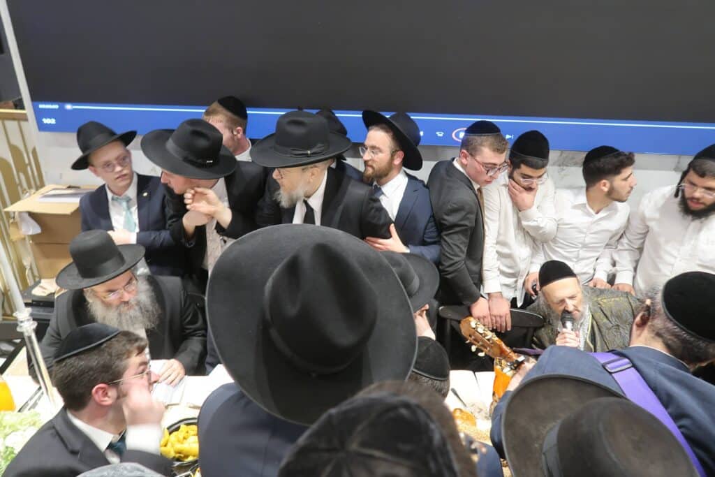 בשמחת החתונה: הגר"ד קוק בירך שהחיינו על שני גיסיו