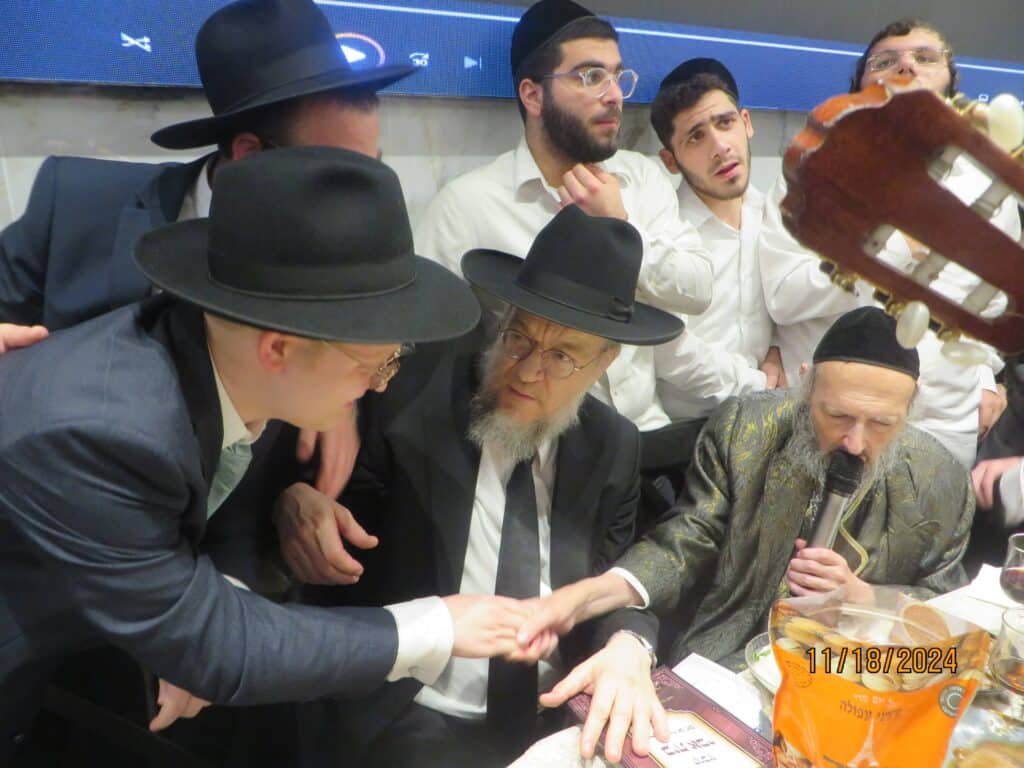 בשמחת החתונה: הגר"ד קוק בירך שהחיינו על שני גיסיו