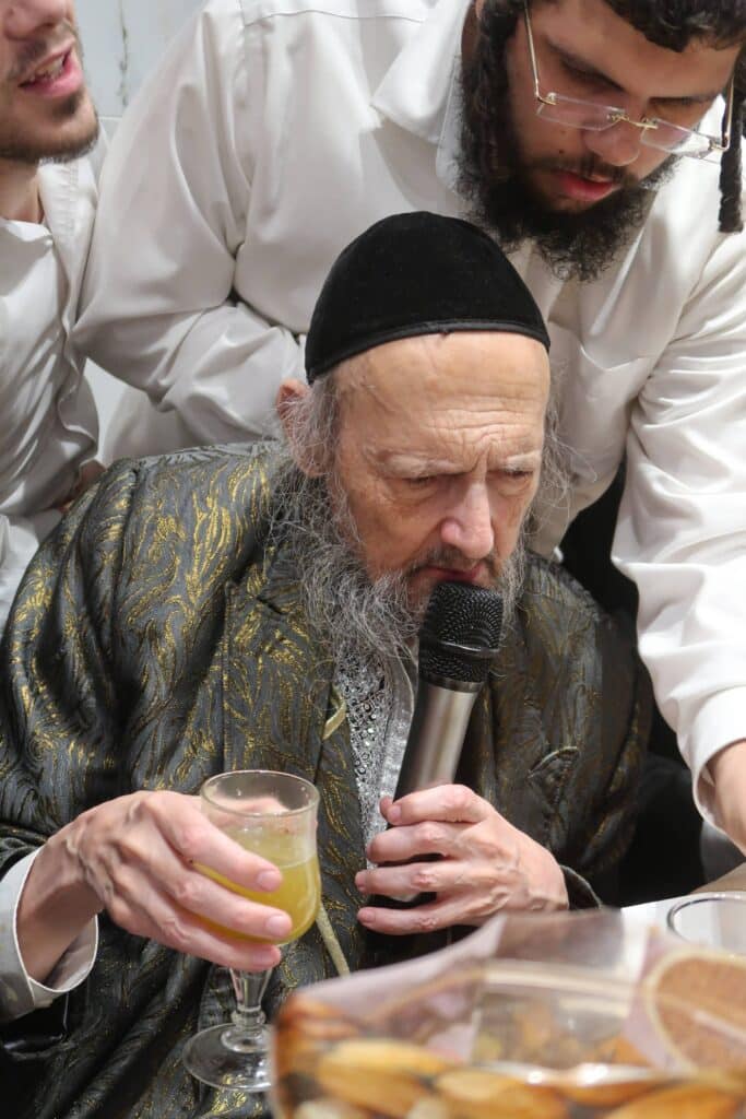 בשמחת החתונה: הגר"ד קוק בירך שהחיינו על שני גיסיו