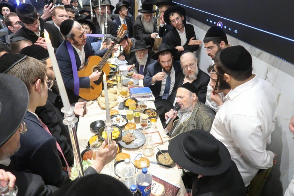 בשמחת החתונה: הגר"ד קוק בירך שהחיינו על שני גיסיו