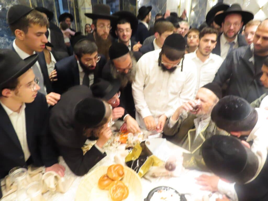 בשמחת החתונה: הגר"ד קוק בירך שהחיינו על שני גיסיו