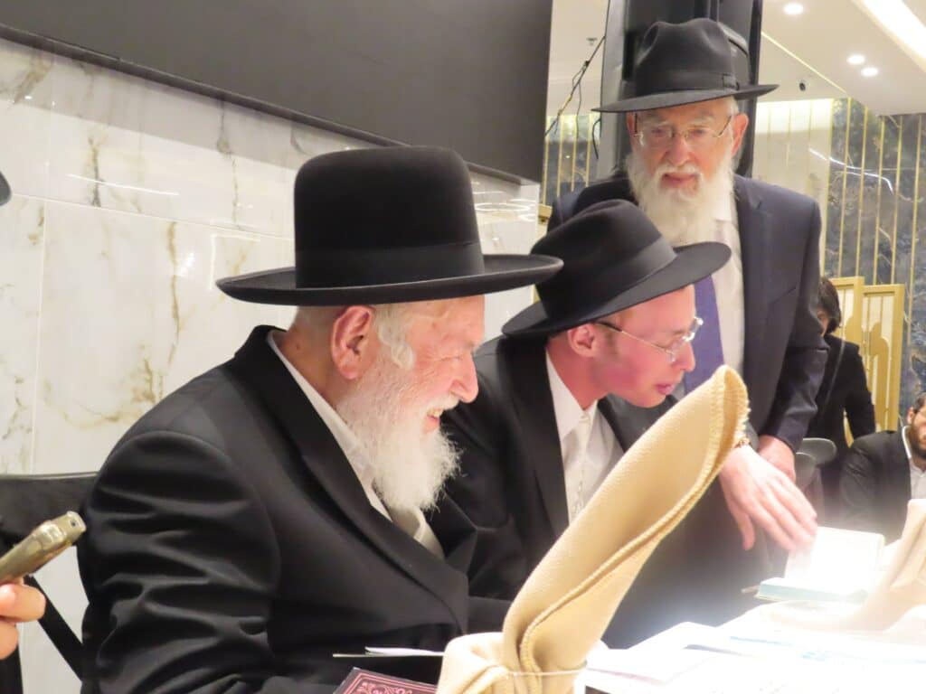 בשמחת החתונה: הגר"ד קוק בירך שהחיינו על שני גיסיו