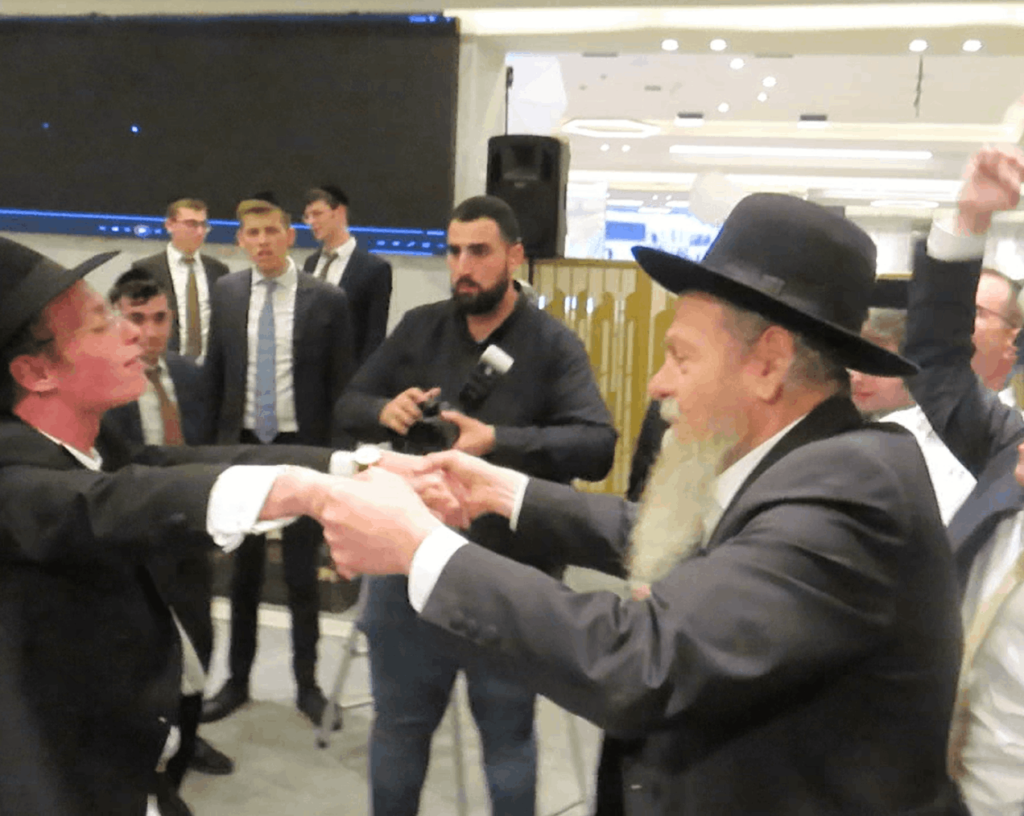 בשמחת החתונה: הגר"ד קוק בירך שהחיינו על שני גיסיו