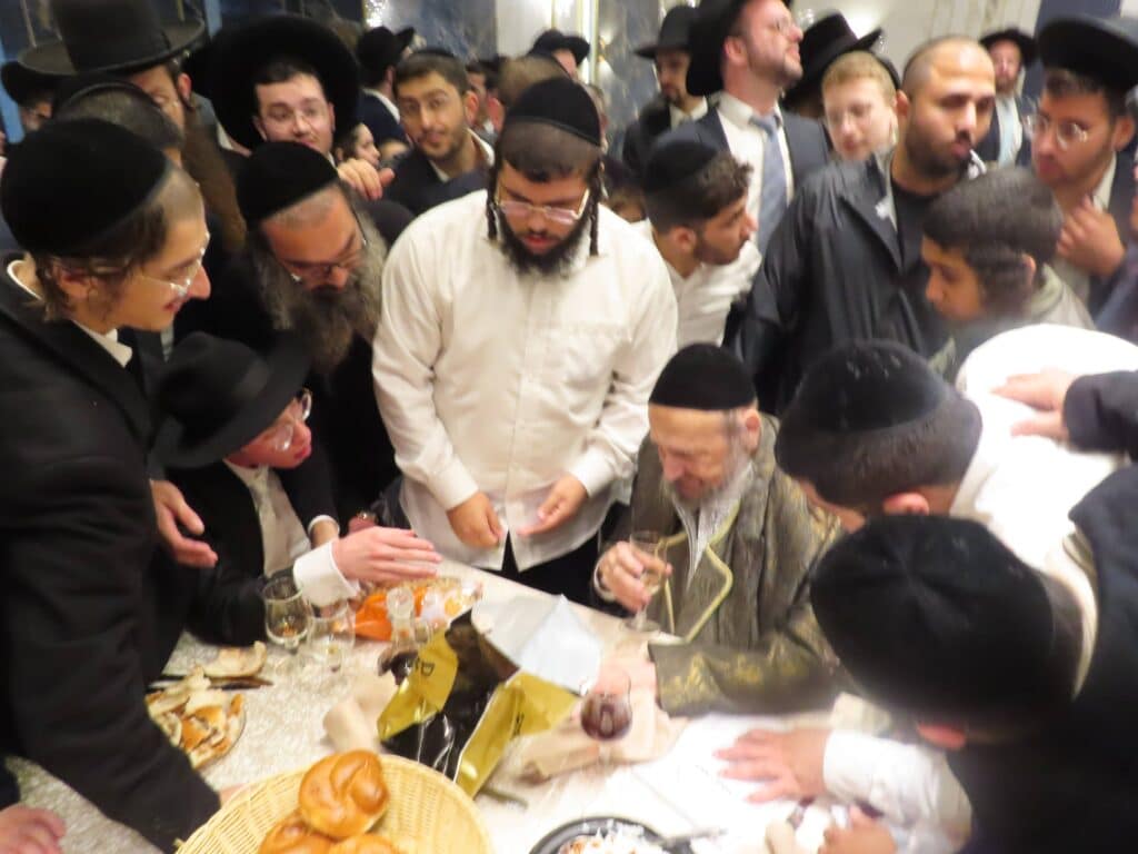 בשמחת החתונה: הגר"ד קוק בירך שהחיינו על שני גיסיו