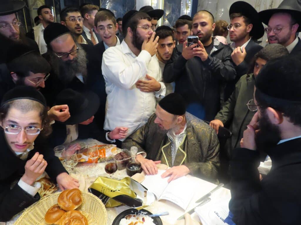 בשמחת החתונה: הגר"ד קוק בירך שהחיינו על שני גיסיו