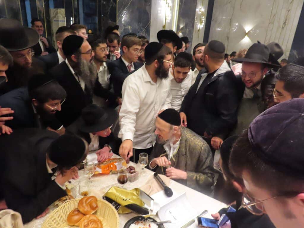 בשמחת החתונה: הגר"ד קוק בירך שהחיינו על שני גיסיו