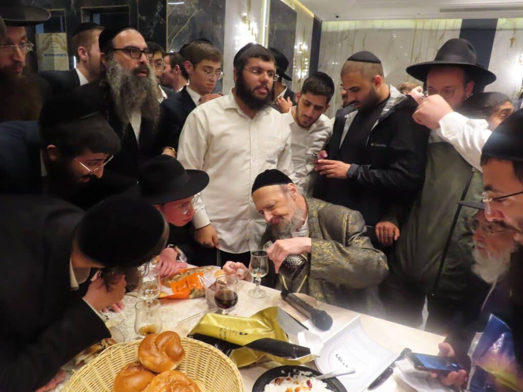 בשמחת החתונה: הגר"ד קוק בירך שהחיינו על שני גיסיו