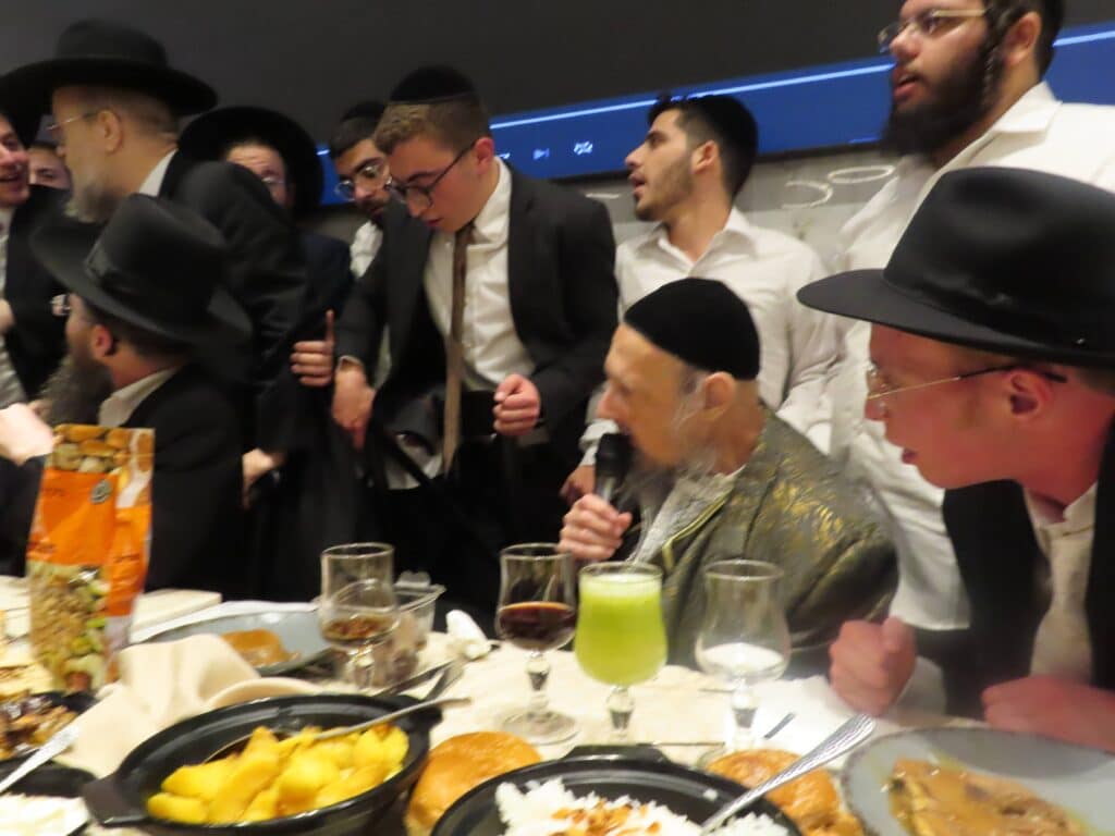 בשמחת החתונה: הגר"ד קוק בירך שהחיינו על שני גיסיו