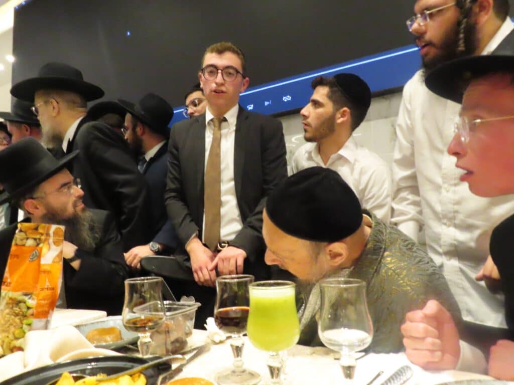 בשמחת החתונה: הגר"ד קוק בירך שהחיינו על שני גיסיו