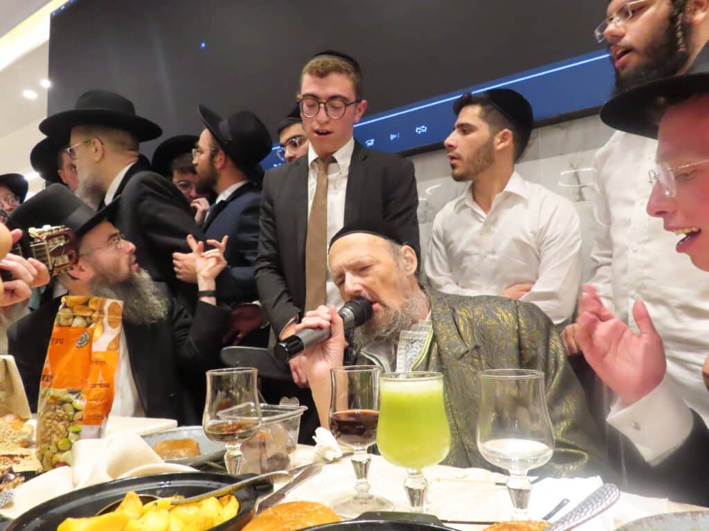 בשמחת החתונה: הגר"ד קוק בירך שהחיינו על שני גיסיו