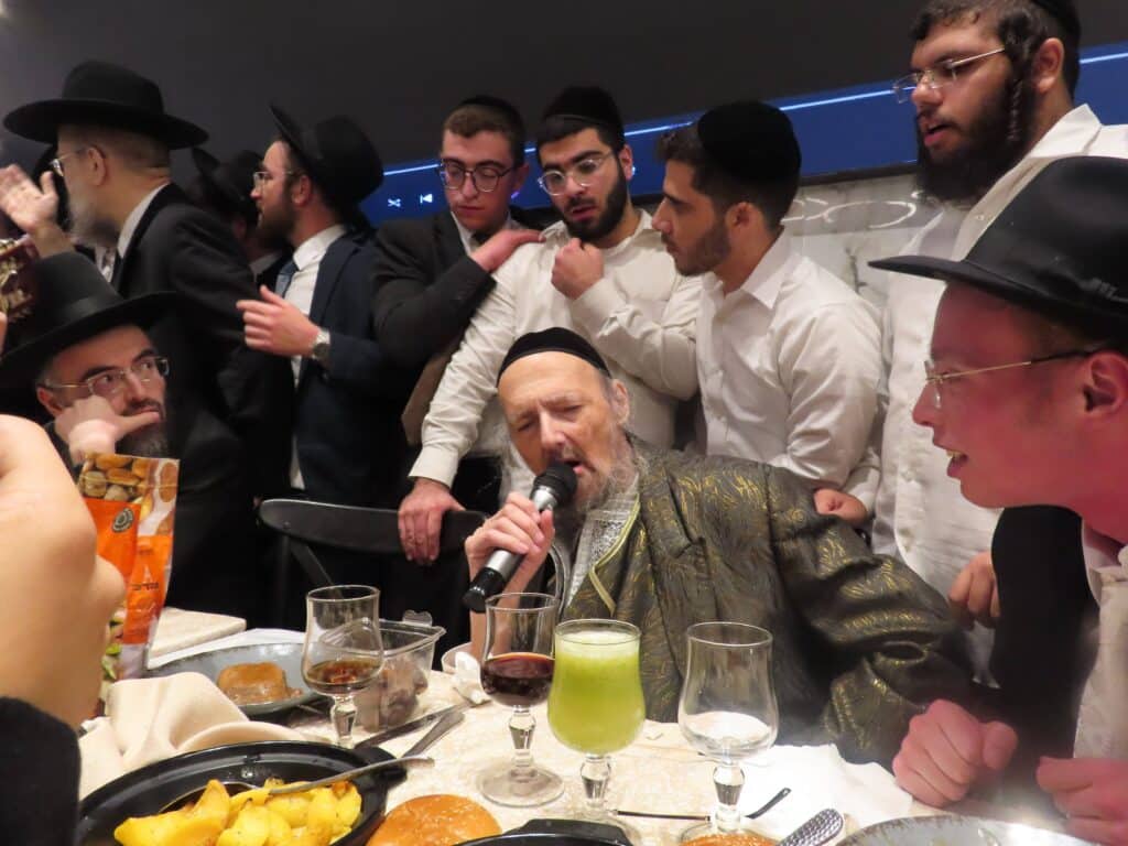 בשמחת החתונה: הגר"ד קוק בירך שהחיינו על שני גיסיו