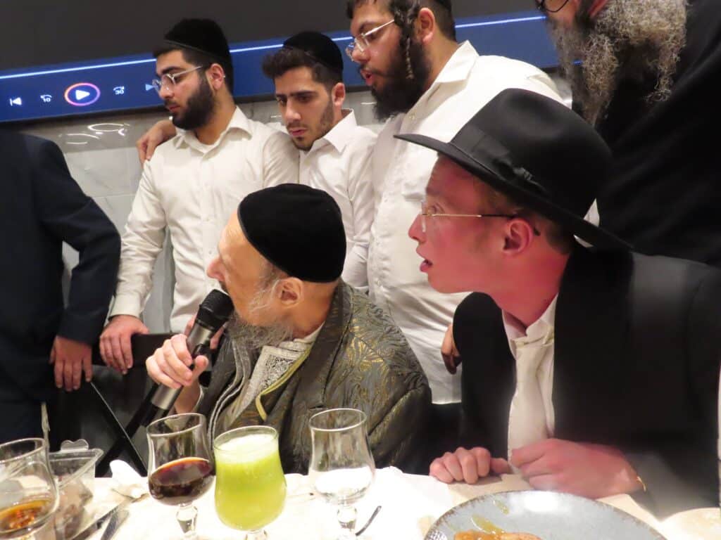 בשמחת החתונה: הגר"ד קוק בירך שהחיינו על שני גיסיו