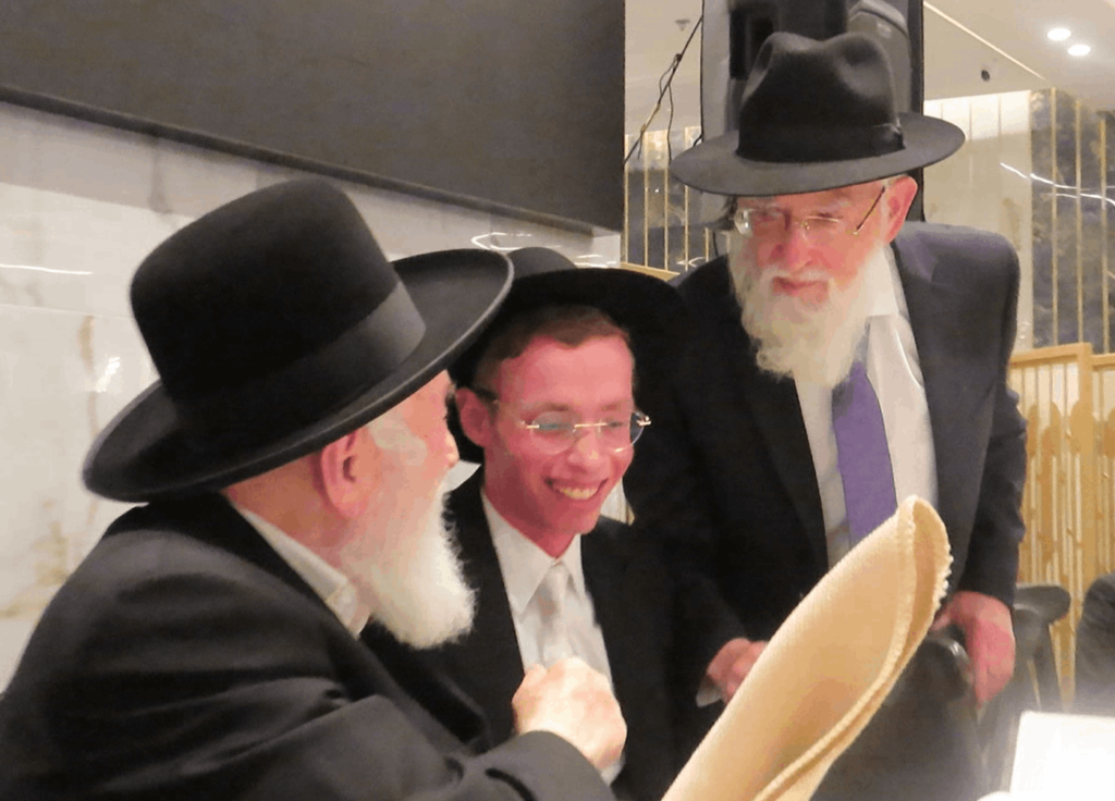 בשמחת החתונה: הגר"ד קוק בירך שהחיינו על שני גיסיו